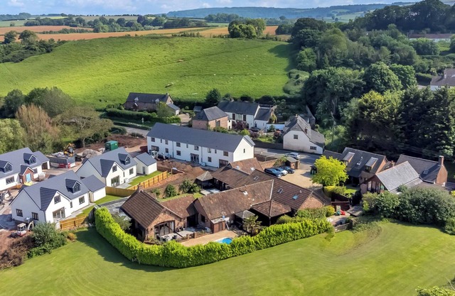 THE OLD BYRES, pet friendly, with pool in Washford