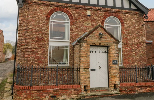 THE OLD CHAPEL, pet friendly, luxury holiday cottage in Bishop Wilton