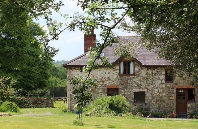The Old Coach House - Sleeps 2 Adults, 4 Children + 1 Infant