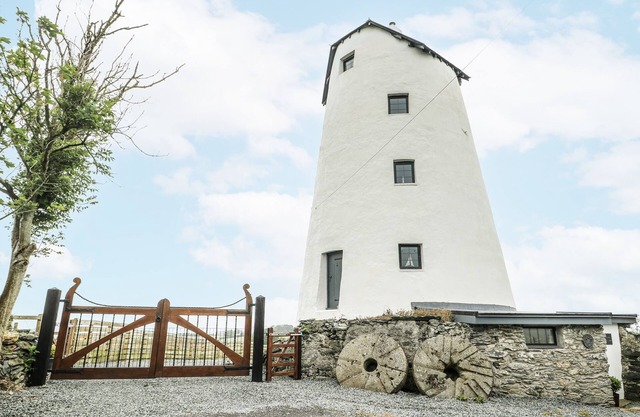THE OLD CORNMILL, pet friendly, country holiday cottage in Cemaes Bay