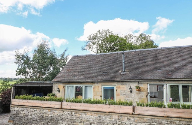 THE OLD COW SHED, pet friendly, with open fire in Alstonefield