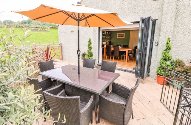 THE OLD COWSHEDS, pet friendly, character holiday cottage in Winster