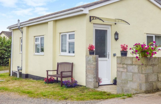 THE OLD DAIRY HOLIDAY COTTAGE, romantic, with a garden in Oakford