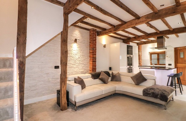 THE OLD DAIRY HOUSE, pet friendly, with a garden in Ashbourne