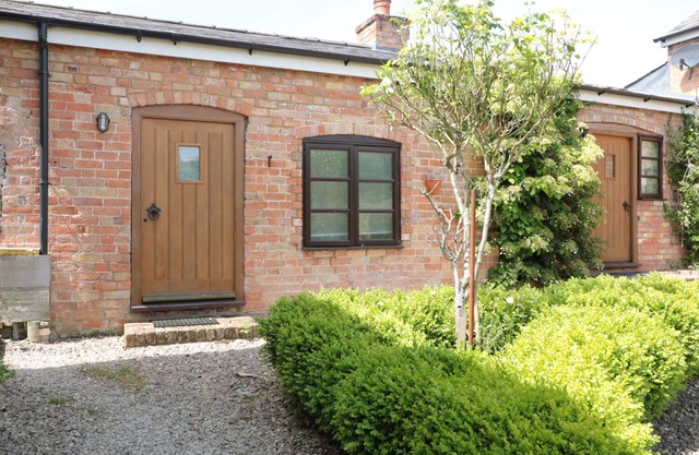 THE OLD DAIRY, pet friendly, with a garden in Newnham-On-Severn