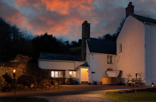The Old Farmhouse - sleeps 6 guests in 3 bedrooms
