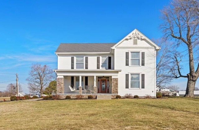 The Old Farmhouse Inn is a charming 4-bedroom Farmhouse in Rineyville, Kentucky