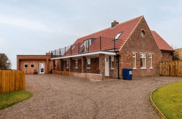 THE OLD GUARD HOUSE, pet friendly, luxury holiday cottage in Whitby