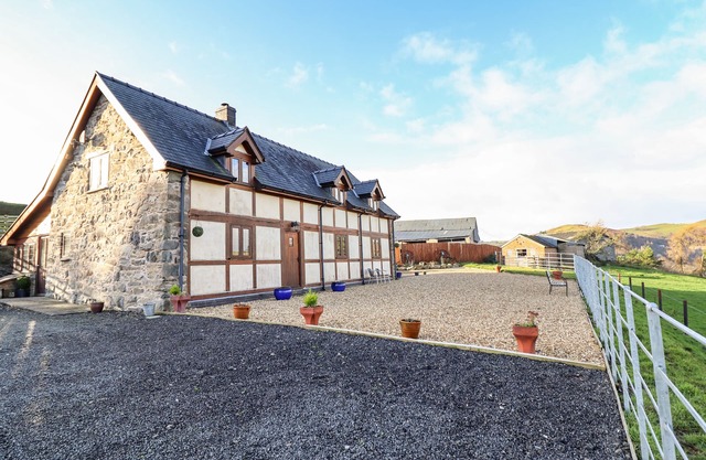 THE OLD HOUSE, family friendly, luxury holiday cottage in Llanidloes