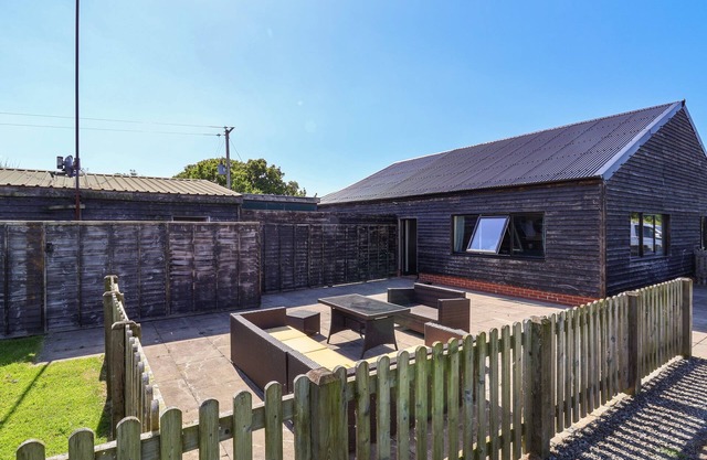 THE OLD NURSERY, family friendly, with a garden in Bangor-On-Dee