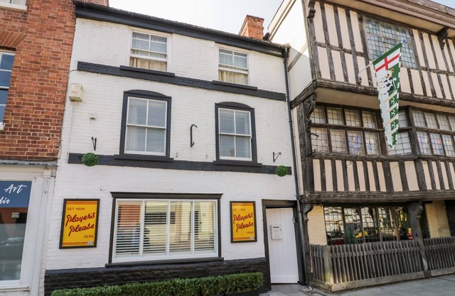 THE OLD PAPER SHOP, pet friendly in Tewkesbury