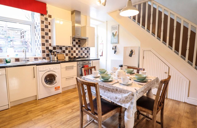 THE OLD POST OFFICE, family friendly, with open fire in Penmachno