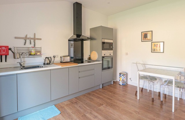 THE OLD POWER HOUSE COTTAGE 2, romantic, with a garden in Shobdon