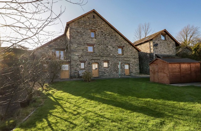 THE OLD ROOKERY, pet friendly, character holiday cottage in Ulverston