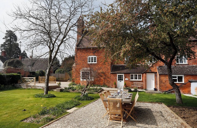 THE OLD SCHOOL HOUSE, pet friendly, with open fire in Stanton