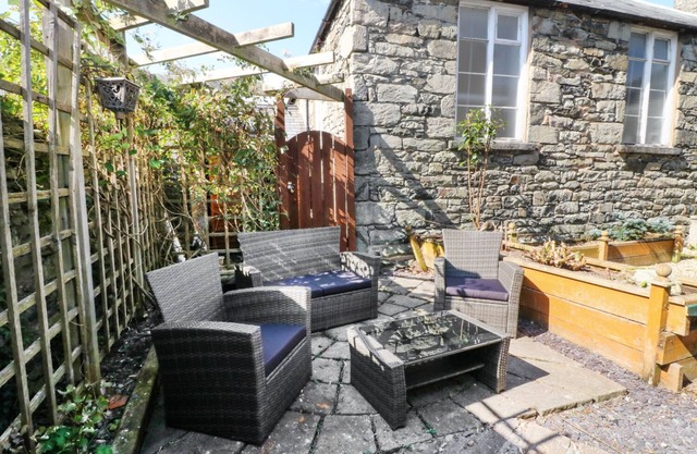 THE OLD SCHOOL HOUSE, pet friendly, country holiday cottage in Bala