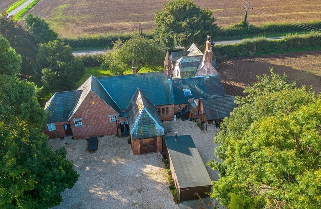 THE OLD SCHOOL HOUSE, pet friendly, with a garden in Patrington