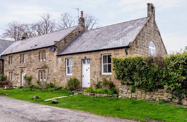 THE OLD SCHOOL ROOM, pet friendly, with a garden in Longhorsley