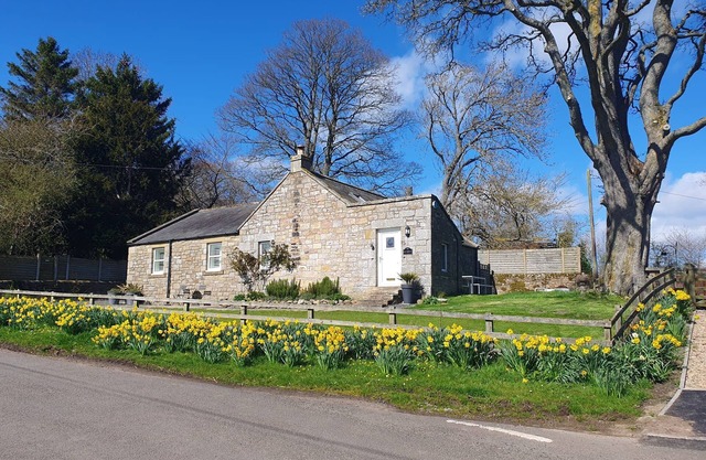 The Old School - sleeps 4 guests in 2 bedrooms