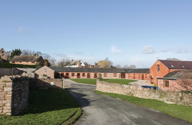 THE OLD SHEEP SHED, family friendly, with hot tub in Alberbury