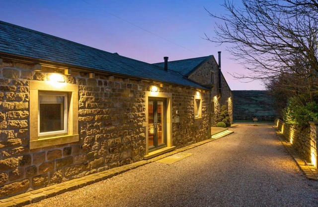 THE OLD SHIPPON MEWS, family friendly, with open fire in Cowling