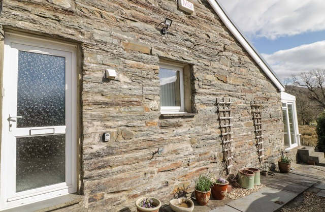 THE OLD SMITHY COTTAGE, with a garden in Penrhyndeudraeth
