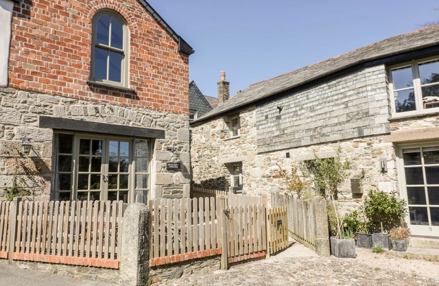 THE OLD SMITHY, pet friendly, with a garden in St Columb Major