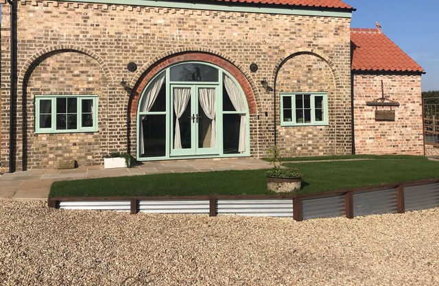 THE OLD SMITHY, pet friendly, luxury holiday cottage in Horncastle