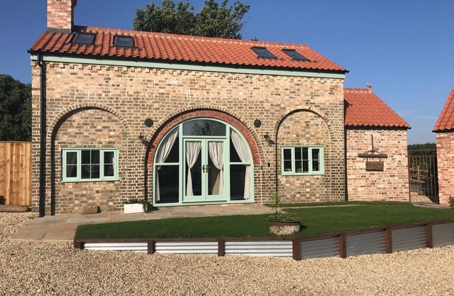 THE OLD SMITHY, pet friendly, character holiday cottage in Horncastle