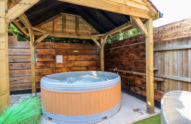 THE OLD SMOKEHOUSE, family friendly, with hot tub in Rugeley