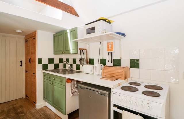 THE OLD STABLE, pet friendly, character holiday cottage in Sherborne