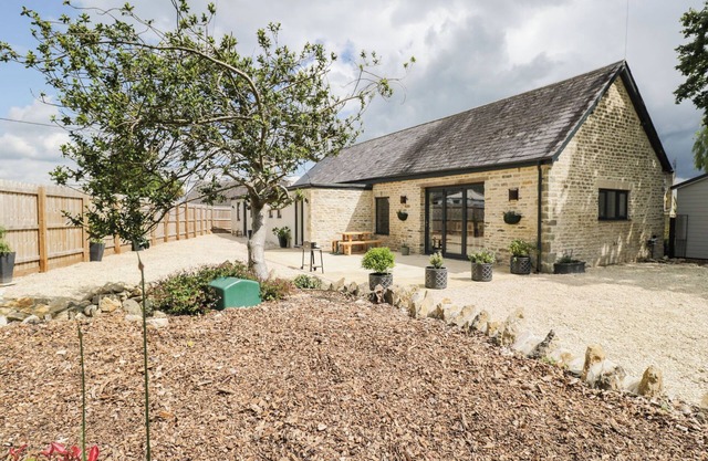 THE OLD STABLE, pet friendly, character holiday cottage in Gillingham