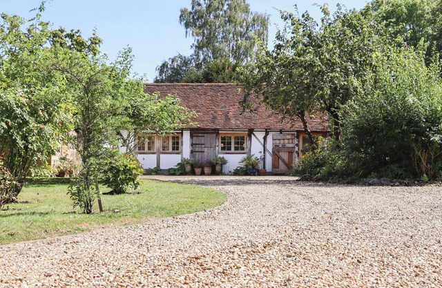 THE OLD STABLES, pet friendly, character holiday cottage in Headcorn