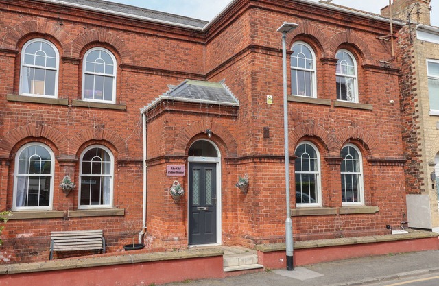 THE OLD STATION HOUSE, pet friendly, with hot tub in Withernsea