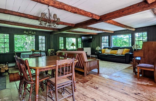 The Old Timber - Family Vacation Home with Large Recreation Room