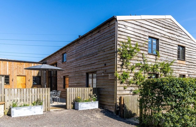 The Old Tractor Shed, Cheltenham - sleeps 12 guests in 5 bedrooms