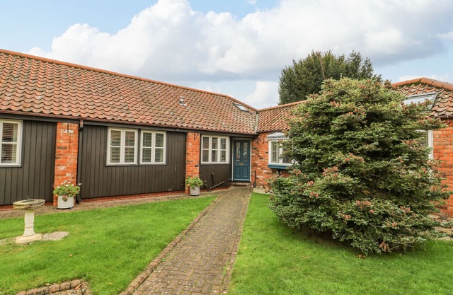 THE OLD WAGON SHED, pet friendly, with hot tub in Leven Near Beverley