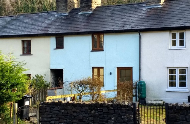 The Old Weaver's Cottage. Traditional Welsh Cottage with woodburner and garden.