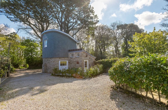 THE OLD WELL HOUSE, pet friendly, character holiday cottage in St Day