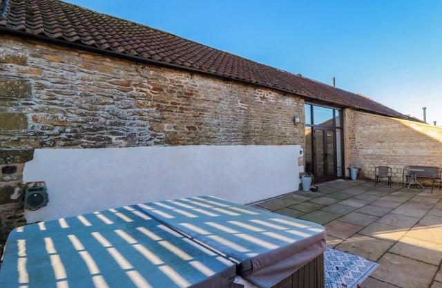 THE OLD WORKSHOP, pet friendly, with hot tub in Scarborough