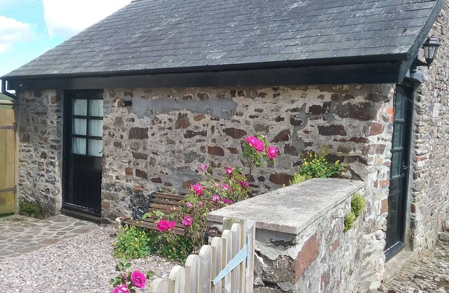 THE OLD WORKSHOP, pet friendly, with a garden in Knowstone