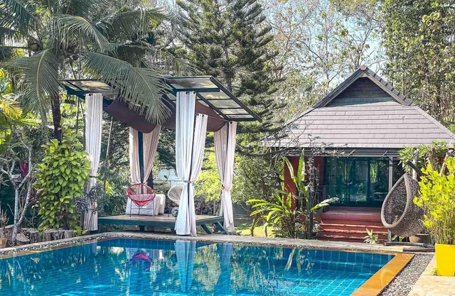 The One Villa, just 10 minutes from Old City and Airport. Tropical Vibes!