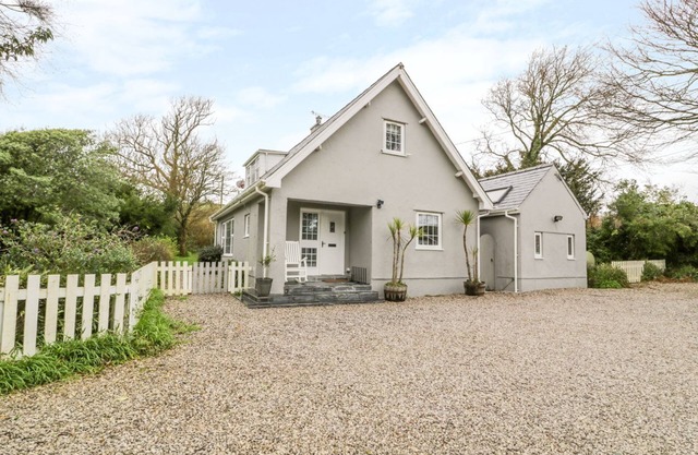 THE ORCHARD, pet friendly, with hot tub in Abersoch