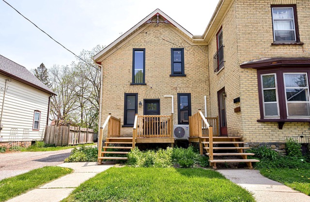 The Otis 𓅬 on Victoria Park | 2 Bed 1 Bath | Main Floor Suite