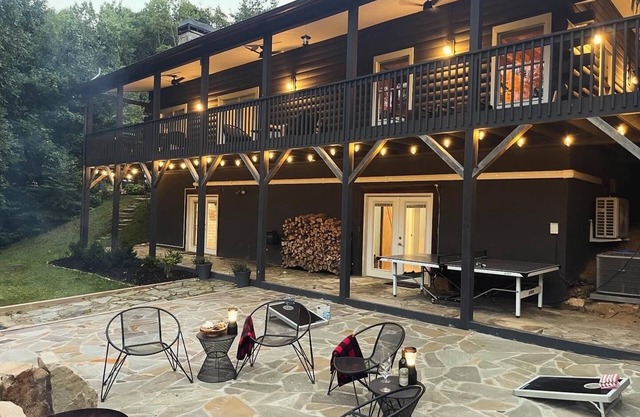 The Outpost, on Little Pisgah Mountain - a Secluded Modern Cabin Oasis