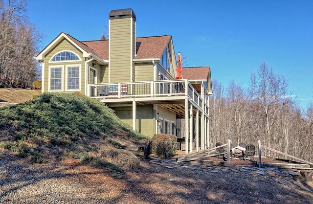 The Overlook - by Chatuge Home Concierge Awesome lake and mountain views, fire pit, hot tub, gas grill