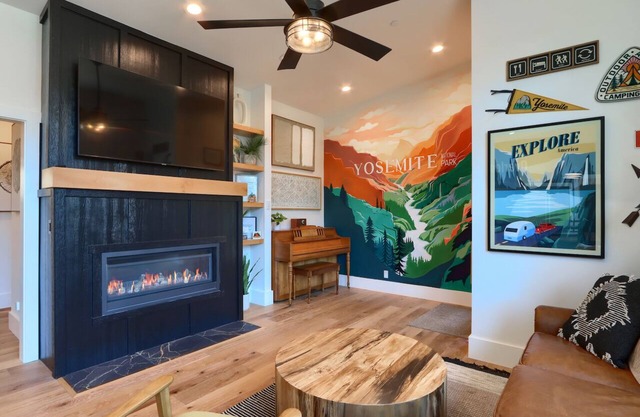 The Overlook, modern home in town with AC, WiFi, Bocci Ball