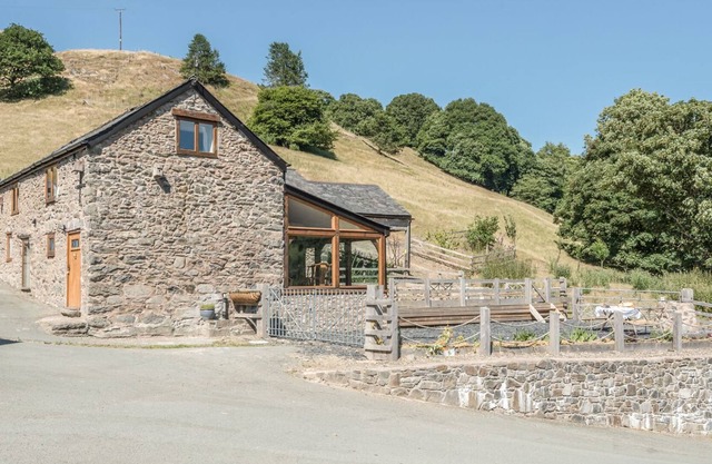 THE OWL HOUSE, pet friendly, with a garden in Llanfihangel