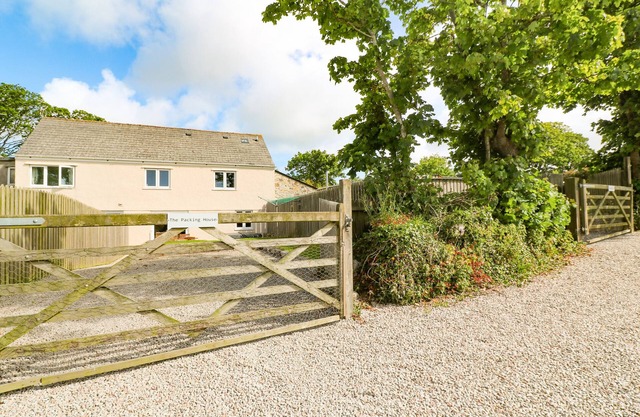 THE PACKING HOUSE, pet friendly, with a garden in Rosudgeon