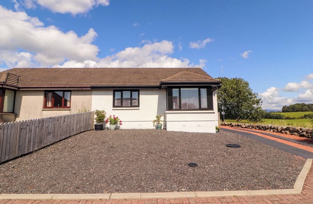 THE PADDOCK, pet friendly, character holiday cottage in Kirkcowan